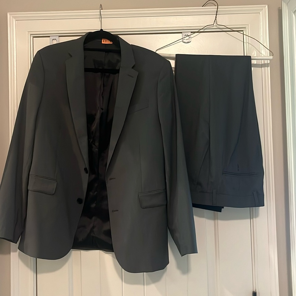 Charcoal gray suit size 42R slim fit. Pants 34x32